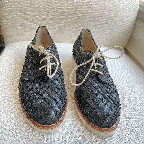 Paul Green Stylish Scalloped Leather Loafers! - Picture 4 of 9